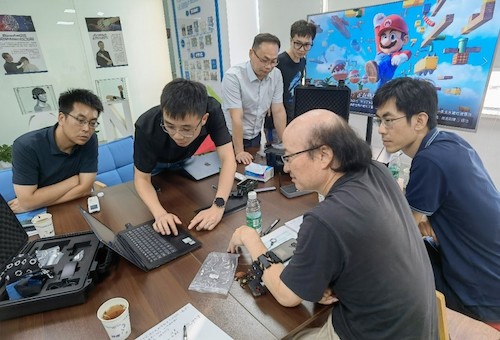 念通智能科技有限公司束小康董事长展示公司产品