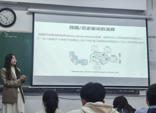 图3. 李庆一在硕士论坛上做报告