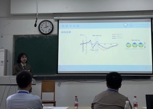 图4. 张一凡在硕士论坛上做报告