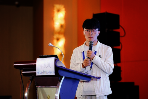 图4. 李支援同学做论坛报告
