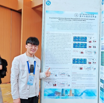 图5. 李支援同学做墙报展示