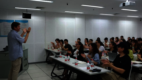 图2. Peter Vuust教授与师生互动