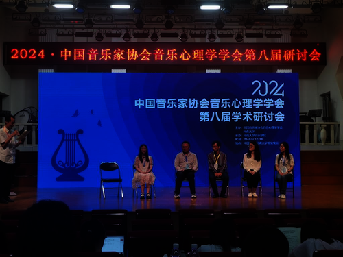 图片4.吴迪同学参与大会讨论