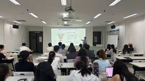图2. 伊峰教授做学术报告2