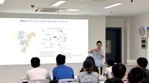 图2. 伊峰教授做学术报告1