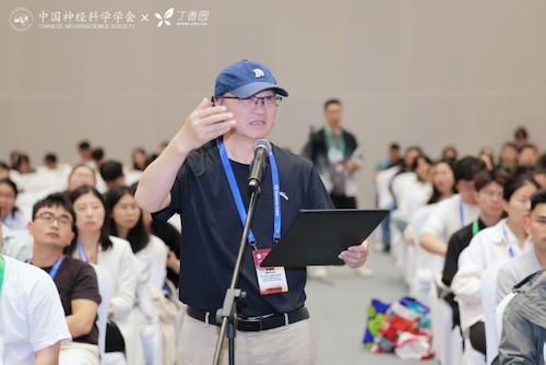 图3. 脑科学研究所李葆明教授现场提问