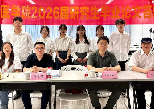 图1.  5月18日上午参加答辩学生和答辩专家合影