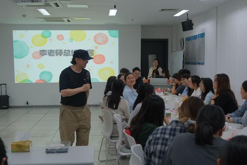 图3. 李葆明做总结发言