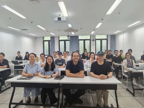 图2. Klarlund博士与脑所师生合影