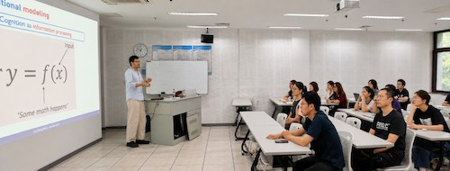 图1. 张磊副教授作学术报告